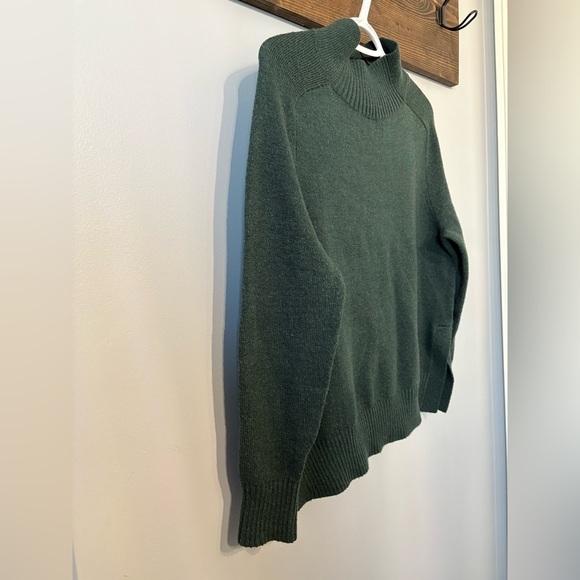 Women’s Banana Republic Deep green mock turtleneck sweater size XS - Picture 2 of 5
